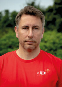 Tom van Herwijnen war über Jahre für verschiedene Hilfsorganisationen in Afghanistan und anderen Konfliktgebieten im Einsatz. Bei der CBM ist er für die Sicherheit und den weltweiten Schutz der CBM-Mitarbeiter zuständig.
