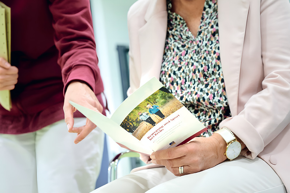 Geraldine Leven informiert eine Patientin Geraldine Leven informiert eine Patientin