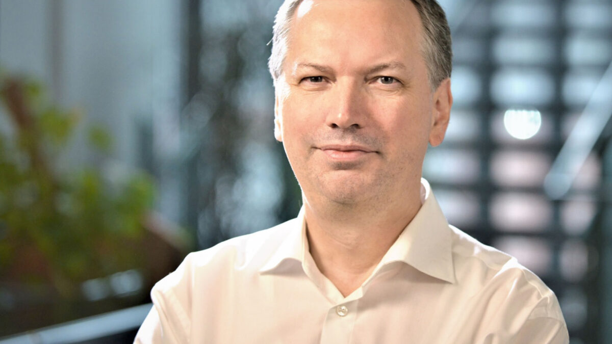 Porträt von Prof. Dr. med. Hartmut Göbel, Kopfschmerzexperte und Gründer der Schmerzklinik Kiel