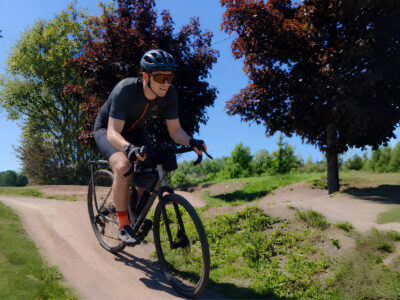 Jonas fährt mit seinem Rennrad auf einem Feldweg. Er lebt mit Diabetes Typ 1.