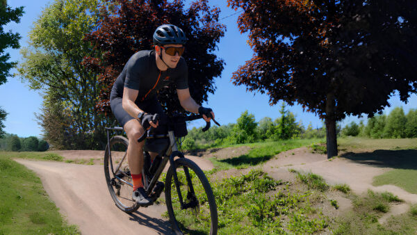 Jonas fährt mit seinem Rennrad auf einem Feldweg. Er lebt mit Diabetes Typ 1.
