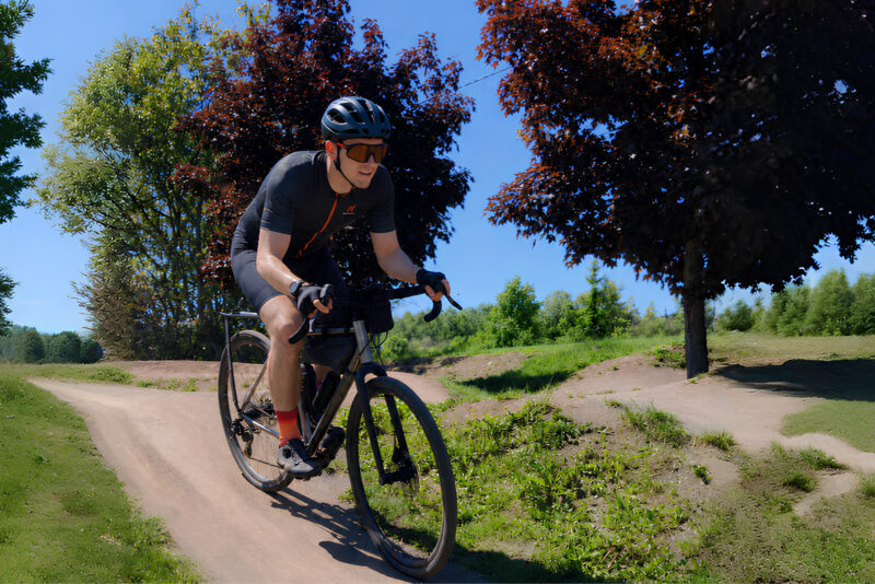 Jonas fährt mit seinem Rennrad auf einem Feldweg. Er lebt mit Diabetes Typ 1.