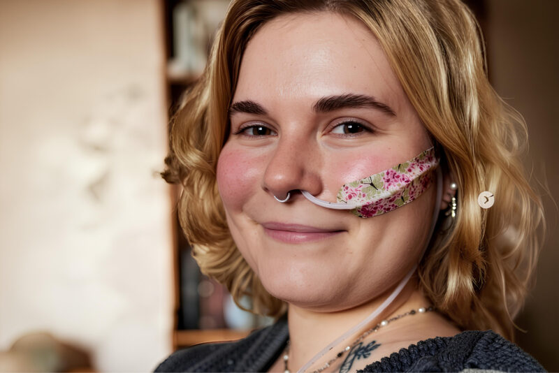 Porträt von Sophia, die mit Morbus Still lebt