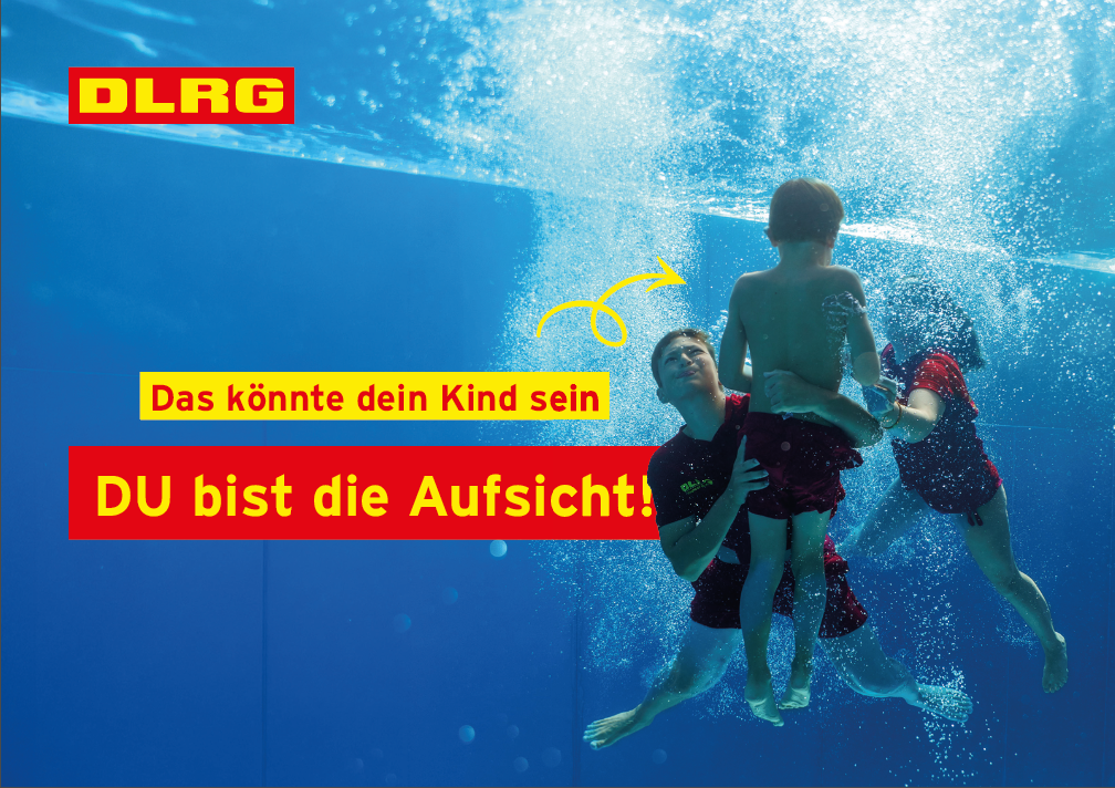 Du bist die Aufsicht: Sicherheit beim Schwimmen Kind im Schwimmbad unter Wasser mit Erwachsenen, dazu der Hinweis „Du bist die Aufsicht!“