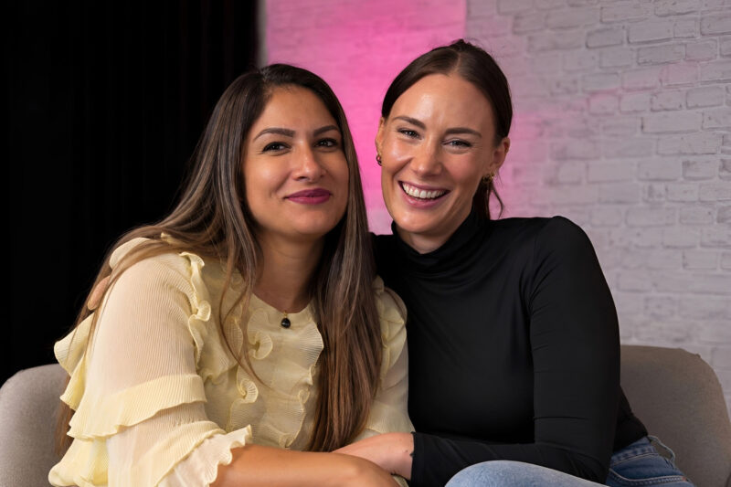 Shiva und Anne vom Podcast „Red Flags und Rosa Brillen“ im Porträt
