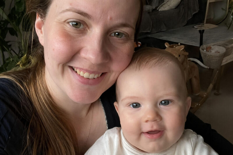 Katharina mit ihrem Baby Leon vor ihrer Brustkrebsdiagnose