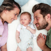 Toni als Neugeborener mit seiner Mutter Nina und seinem Vater Fabian