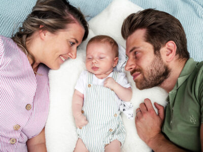 Toni als Neugeborener mit seiner Mutter Nina und seinem Vater Fabian