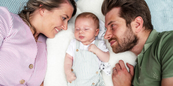 Toni als Neugeborener mit seiner Mutter Nina und seinem Vater Fabian