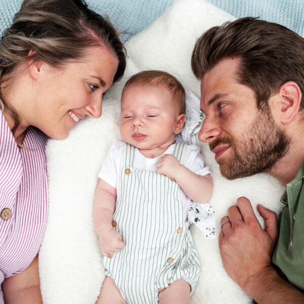 Toni als Neugeborener mit seiner Mutter Nina und seinem Vater Fabian