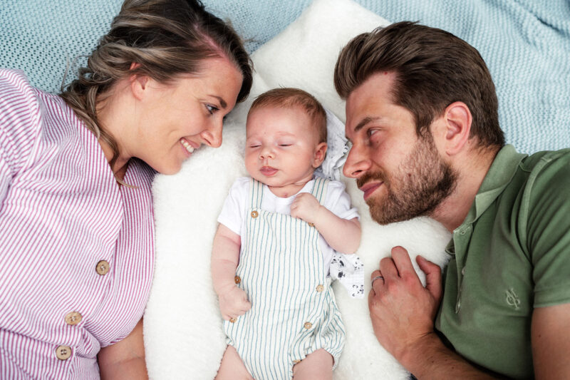 Toni als Neugeborener mit seiner Mutter Nina und seinem Vater Fabian