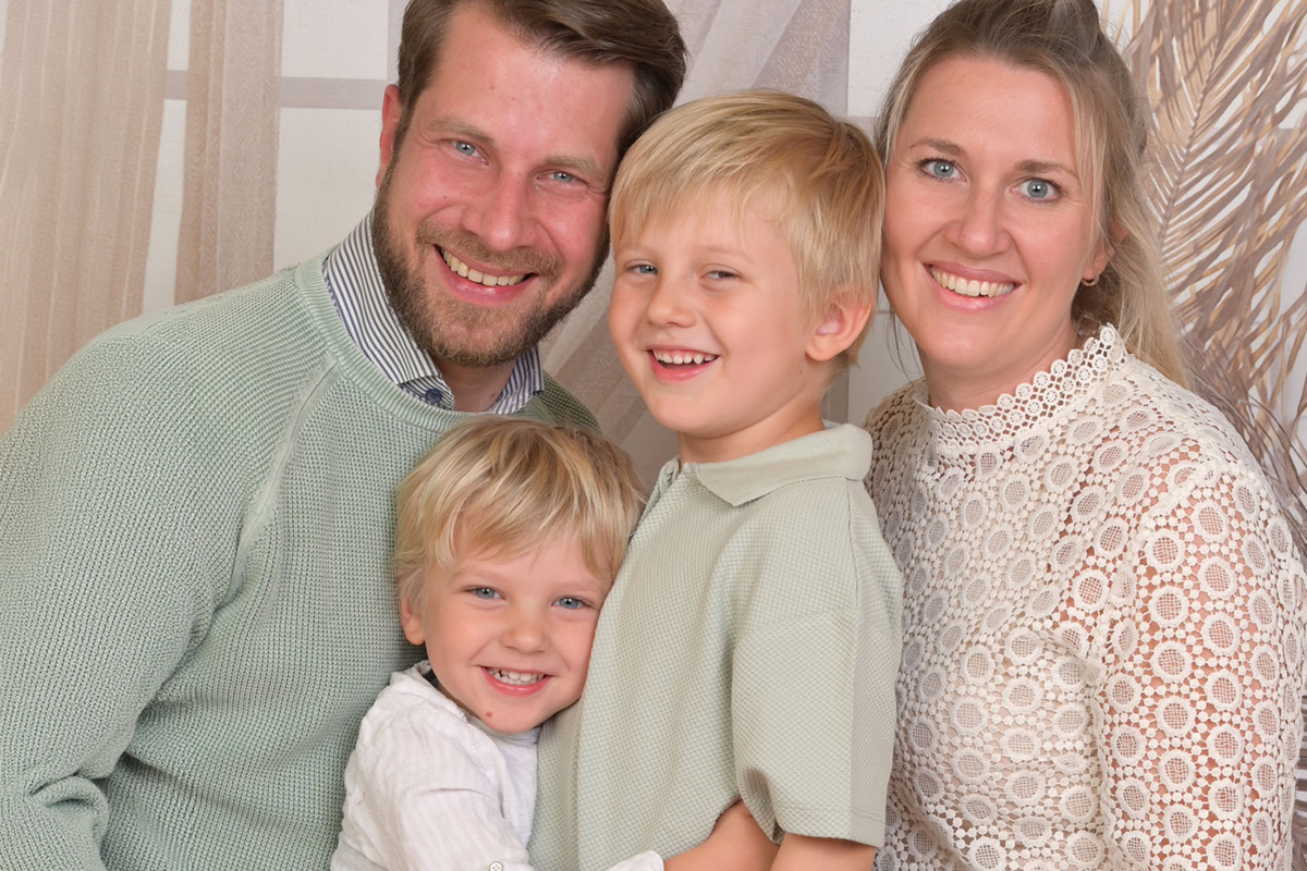 Toni mit seiner Familie Toni als Neugeborener mit seinen Eltern Nina und Fabian. Toni kam mit einer Transposition der großen Arterien, einem schweren angeborenen Herzfehler, zur Welt.